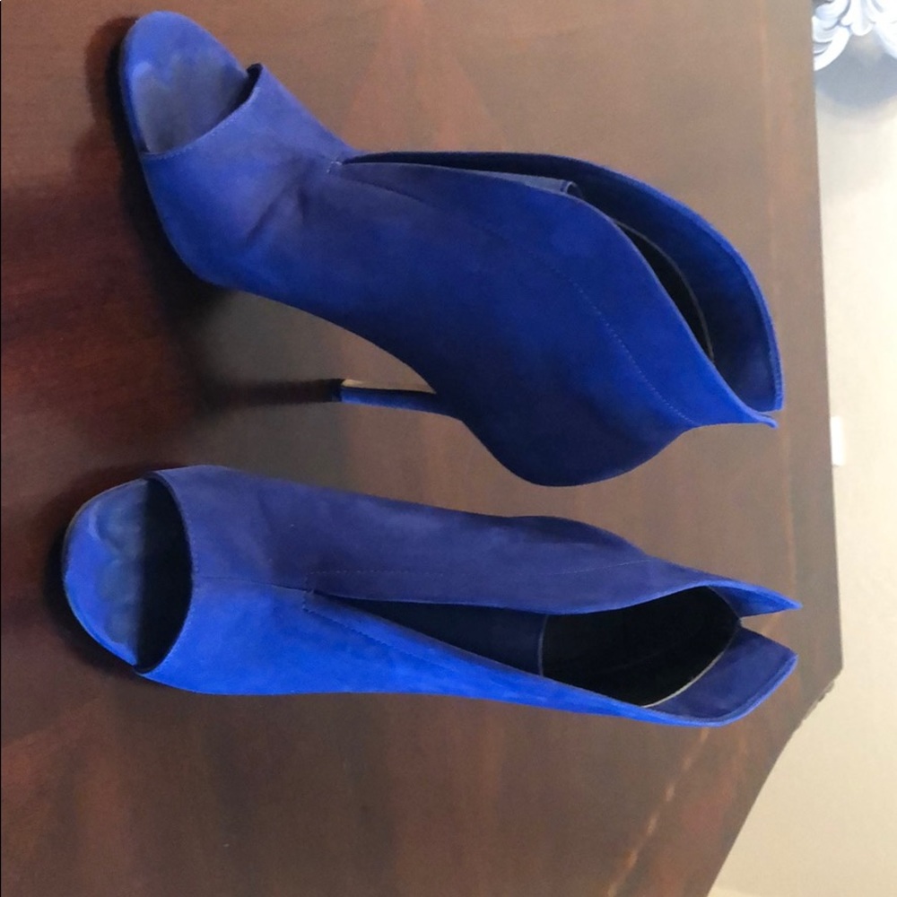 SOLD-Adorable Blue suede leather Aldo heels